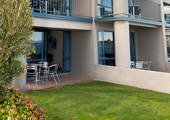 Taupo Lakefront&nbsp; Accommodation Courtyard to Lake