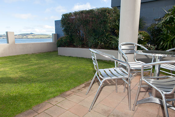 Taupo Lakefront&nbsp; Accommodation Courtyard to Lake